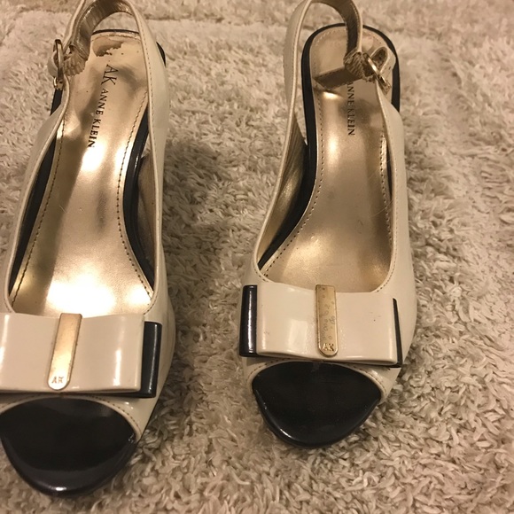 Ann Klein Black and White pep toe heels. Size: 7 - Picture 1 of 5